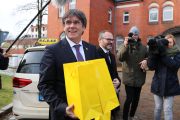 L'expresident Carles Puigdemont abans d'entrar a la presó de Neumünster quan es compleix un any de la seva detenció.