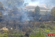 Els Bombers han donat per estabilitzat l'incendi cap a les 15 hores.