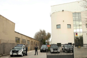 Agents i vehicles de la Guàrdia Civil a la seu d'Unipost, a l'Hospitalet de Llobregat.