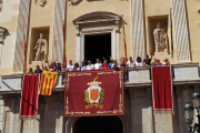 Moment en que la CUP ha desplegat l'estelada al balcó.