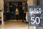 Pla obert d'un comerç que s'ha adherit al Black Friday a Tarragona.