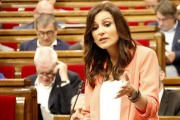 Pla mitjà de la portaveu de Cs, Lorena Roldán, intervenint al ple del Parlament del 13 de juny del 2019.