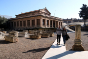 Dos visitants que han participat en les jornades de portes obertes del MNAT.