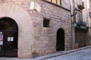 Entrada al Consell Comarcal de la Conca de Barberà, a Montblanc, i al fons, una antiga botiga de queviures i una casa de grans dimensions annexa, propietat de l'ens amb la intenció d'ampliar la seu.