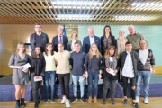 Foto de familia de los estudiantes premiados con becas académicas.