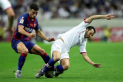 Guillem Jaime en una acció de partit contra Pedro, del Chelsea.