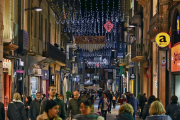 Llums de Nadal que guarneixen el Carrer Monterols