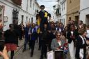 Els veïns de Coripe van passejar el ninto amb la cara de Puigdemont pels carrers fins a penjar-lo d'un arbre.