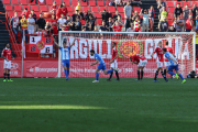 Decepció total sobre la gespa del Nou Estadi després del gol del Málaga, que va enfonsar tota esperança de permanència.