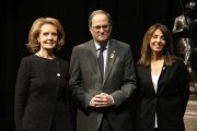 El president de la Generalitat, Quim Torra, acompanyat per la consellera de la Presidència, Meritxell Budó, i la de Cultura, Mariàngels Vilallonga, després de la presa de possessió.