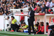 Enrique Martín, apuntant a la seva llibreta durant el Nàstic-Málaga