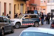 Pla general d'agents policials davant la façana de la casa del barri tortosí de Ferreries on s'ha produït el matricidi.