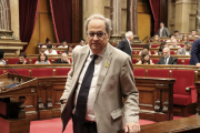 El president de la Generalitat, Quim Torra, sortint de l'hemicicle del Parlament