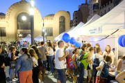 Imatge de la jornada de divendres a la nit, amb la plaça Corsini plena de gom a gom.