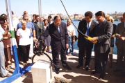 Badia i l'alcalde Joan Miquel Nadal col·loquen la primera pedra.