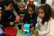 Alumnes de l'escola Horta Vella de Sant Carles de la Ràpita jugant amb un robot.