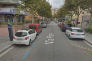 Diverses places d'aparcament de zona blava a la Via Roma de Salou.