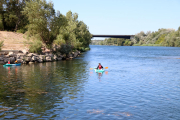 Pla general dels tècnics de Paleoymás amb piragua pel riu Ebre, a l'altura de Tortosa.