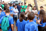 Pla general del vicepresident del Govern, Pere Aragonès, mentre escolta les explicacions del grup de joves que participa en un camp de treball d'Artés.