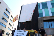 L'Ajuntament de Sant Cugat amb la pancarta blanca penjada a la façana.