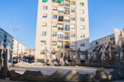 Aspecte que ofereix en monument a la sardana emplaçat a Sant Pere i Sant Pau des de 1973.