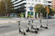 Alguns dels patinets elèctrics de la companyia Buny en període de prova aparcats ahir a la plaça Imperial Tarraco.