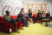 Imatge dels membres que han participat en la taula rodona sobre MENA a la URV, amb en Baba en primer terme.