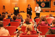 Camí Mendoza ha recibido a una cincuentena de escolares en la Sala de Plenos.