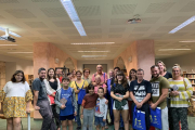 Fotografía de familia de la recepción a los recién llegados en la Bisbal del Penedès.