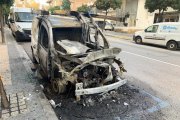 Imatge de l'estat en que ha quedat un dels vehicles incendiats.