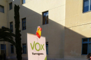 Imatge d'una taula informactiva de Vox a Reus.