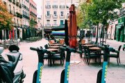 Patinets de la companyia Wind aparcats al madrileny barri de Chueca.