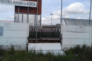 Imatge del tram de la tanca del camp de futbol de la Floresta que s'arrenjarà.