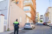 Un agent de la Guàrdia Urbana, ahir a la tarda a la Baixada del Miracle.