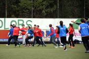 Imatge d'un moment de l'últim entrenament entre alumnes de l'escola Sant Jordi i estudiants de la URV al camp de la Santa Creu de Jesús