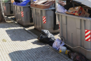 Imagen de archivo de contenedores llenos en Reus.