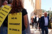 Primer pla dels cartells reivindicatius amb que els representants sindicals d'ensenyament han rebut el conseller Josep Bargalló.