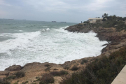 Imatge de la mala mar al mirador de la platja de l'Arrabassada.