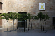 Un llaç groc penjat al pati dels tarongers del Palau de la Generalitat.