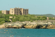 Conjunt d'edificis de l'antic preventori i de la finca de la Savinosa vistos des del mar.