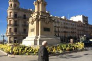 Imatge de llaços grocs al Monument a Roger de Llúria.