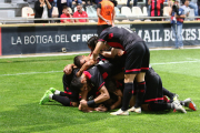 Imatge d'arxiu dels exjugadors del primer equip del club del Baix Camp celebrant un gol a l'Estadi Municipal la temporada passada.