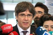 L'expresident Carles Puigdemont durant la seva atenció als mitjans a la sortida de la fiscalia de Brussel·les.