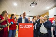 Josep Fèlix Ballesteros dirigint-se als militants i simpatitzants que van acudir a la seu del PSC a Ramón y Cajal.