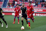 Carlos Gutiérrez, durant un duel amb el Numancia i amb l'exjugador del Reus i ara del conjunt sorià Gus Ledes.