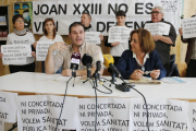 Pla mitjà de Marisa Cañón, membre del Grup de Treball en Defensa de la Sanitat Pública, i de Ferran Mansergas, membre de la Secció Sindical de la CGT de l'Hospital Joan XXIII, en roda de premsa. Imatge del 14 de febrer del 2019