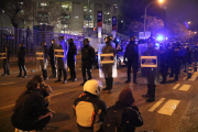 Imatge d'un cordó policial dels Mossos d'Esquadra a la Travessera de les Corts, a l'altura del Camp Nou, durant la mobilització del Tsunami Democràtic