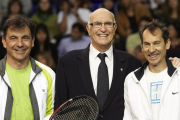 Andrés Gimeno (c), posa al costat d'Emilio Sánchez Vicario (i) i Jordi Arrese, en el seu homenatge en 2011 a Barcelona. (EFE)