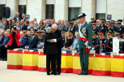 Imatge de la vídua de Martínez Sunyer rebent la condecoració.