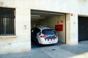 Pla general del vehicle de Mossos d'Esquadra que custodia els pares del nadó d'un mes ingressat a l'Hospital Joan XXIII de Tarragona, en la seva arribada a l'Audiència, on han passat a disposició judicial. Imatge del 16 de febrer del 2019 (Horitzontal).